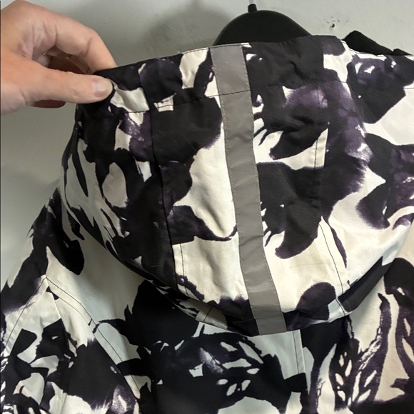 Elegant Black and White Floral Winter Jacket - Picture 12 of 15